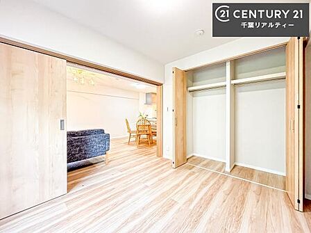 収納力のある洋室です。お部屋もすっきり広々と使えて気持ちが良いです!キレイな明るいお部屋で過ごすのは、更にのんびりゆっくりできますね!
