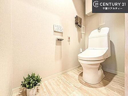 清潔感のある色味のお手洗いです!さわやかでスッキリする空間です!白を基調としているので、お手入れがしやすいトイレです!