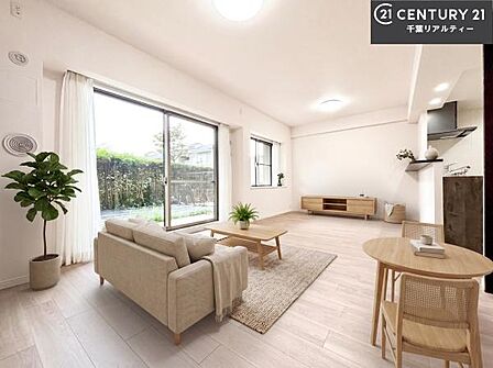 家具はCGパースです。開放感のある広々LDK！ソファーやダイニングテーブルを置いても窮屈にならないので快適に過ごせます！コミュニケーションが取りやすいリビングです！