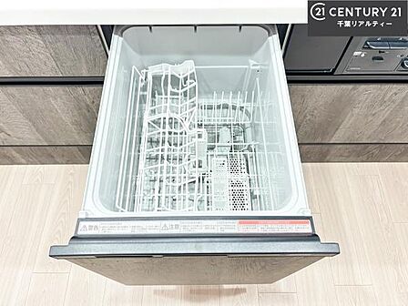 食洗機付きのキッチンです！忙しい時や手荒れ防止として大変活躍する便利な仕様です！ビルトインなのでキッチンの場所を取らず調理スペースを広く使うことが出来ます！