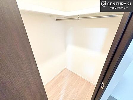ウォークインクローゼット付きです。たくさんのお洋服などを収納しておけそうですね！他にも扇風機や加湿器など季節物の大きな家電も収納できます！