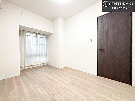 洋室は子供部屋や寝室、色々と用途多彩に利用できますね。収納力もたっぷりなので、広々気持ちよく過ごすことができます。