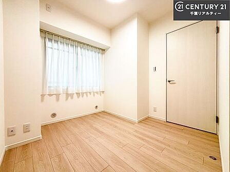 掃き出し窓がないお部屋は、お子様のお部屋としても安心です!収納スペースも充実しているので散らかったお部屋をサッと片付けられます!