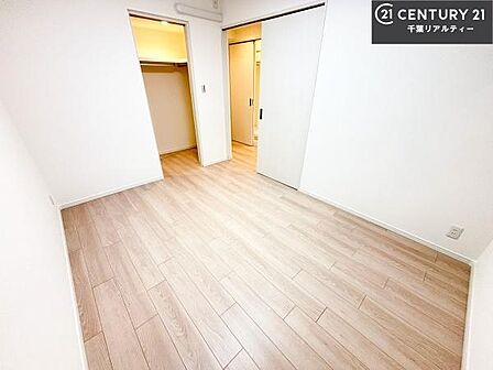明るい室内は風通しも良く、大変居心地の良い空間となっております。リラックスして過ごせる心地の良いお部屋です!