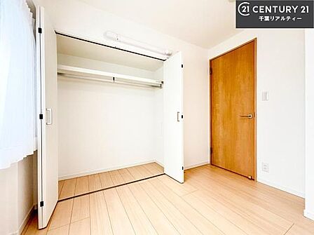 優しい光が差し込む洋室は、朝の目覚めも気持ちが良さそうですね。おうち時間もゆったりと過ごすことができます。優しい色合いのフローリングがどんな家具にもマッチします！