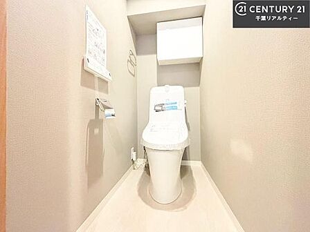 温水洗浄便座につき、冬場は便座が暖かくできるので冷たい便座に座らずに済む嬉しい仕様です！シンプルなカラーを基調としているので、お手入れがしやすいです。
