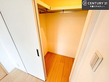 ウォークインクローゼット付きです。たくさんのお洋服などを収納しておけそうですね！他にも扇風機や加湿器など季節物の大きな家電も収納できます！