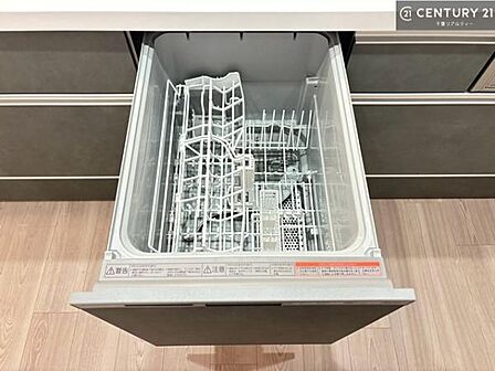 食洗機付きのキッチンです!忙しい時や手荒れ防止として大変活躍する便利な仕様です!ビルトインなのでキッチンの場所を取らず調理スペースを広く使うことが出来ます!