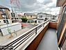 バルコニー：陽当たり良好なバルコニーです！晴れた日には青い空を見渡せる開放的な時間を楽しめます。