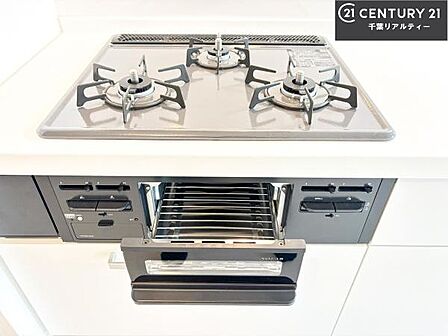 コンロは三口あるのでお料理の同時進行ができます。もちろんグリル付きです。調理スペースも広々している為作業がしやすい!使い勝手が良いシステムキッチンです!