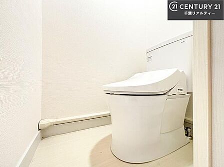 清潔感のある色味のお手洗いです!さわやかでスッキリする空間です!白を基調としているので、お手入れがしやすいトイレです!