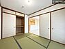 子供部屋：リビングに隣接した洋室は、開放すればLDKとつながる開放的な空間に。お子様の遊び場やワークスペース、客間など多目的に活用できる便利なお部屋です。