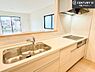 キッチン：大人気の対面式システムキッチンを採用しています！ご家族のコミュニケーションが自然と増える設計です。お子様にも目が届くので嬉しいですね！広々使えて快適で作業が進みます。