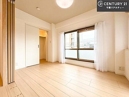 バルコニーに面している洋室です。明るく温もりがあり、換気もしっかりできます!朝起きて、外に出て背伸びをしつつ深呼吸をし良い朝を迎え入れることができます。