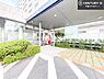 エントランス：陽当たりの良いエントランスは、ご家族やお客様を温かく迎えてくれます。毎日の暮らしに心地よさをもたらしてくれる空間です。