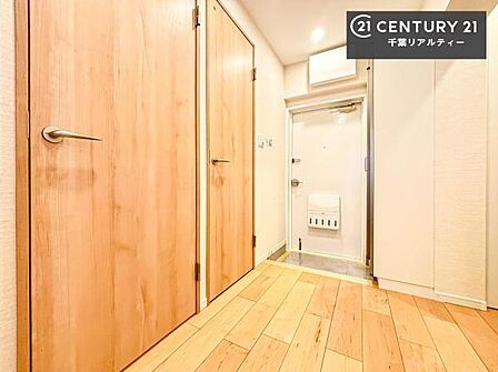 疲れて帰ってきても、ただいま！を言いたくなる、優しく迎え入れてくれる空間になっています。明るく温もり溢れる玄関です！