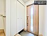 玄関：疲れて帰ってきても、ただいま！を言いたくなる、優しく迎え入れてくれる空間になっています。明るく温もり溢れる玄関です！