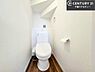 トイレ：1・2階にトイレがございます！朝の忙しい時間帯も待たずにすみそうですね。白を基調とした清潔感のあるトイレでお手入れがしやすいです！