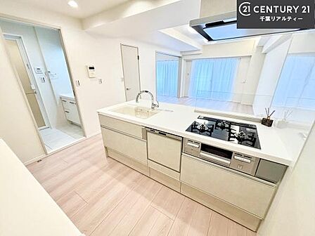 大人気の対面式システムキッチンを採用しています！ご家族のコミュニケーションが自然と増える設計です。お子様にも目が届くので嬉しいですね！広々使えて快適で作業が進みます。