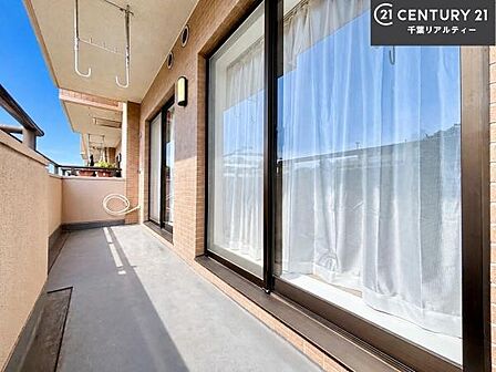 陽当たりの良いバルコニーで、洗濯物も気持ちよく干せる住空間。日中は明るい陽光が差し込み、爽やかな風も感じられる心地よい場所です！