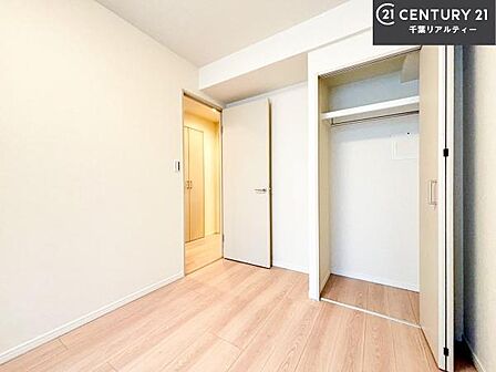 明るく風通しの良い居室です。「シンプル」にデザインされた室内。自由度が高いので家具やレイアウトでお好みの空間を創り上げられます。是非一度、現地にてご確認ください。
