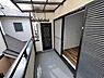 バルコニー：広々バルコニーで、屋根付きです。
