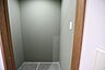 玄関：物入の中でございます。