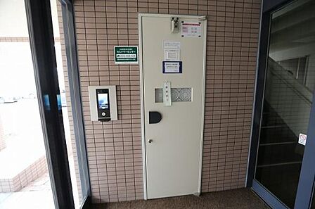 オートロック完備でございます。