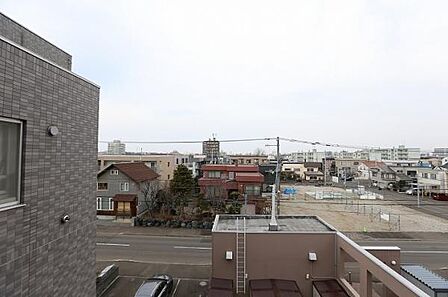 約6.1帖の洋室からの眺望でございます。