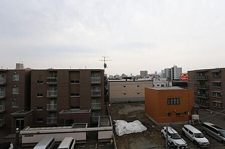 バルコニーからの眺望でございます。遠くには山並みをご覧いただけます。