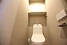 トイレ：トイレはシンプルなデザインながら、使いやすい温水洗浄便座が設置されております。また、上部には便利な棚が備わっております。