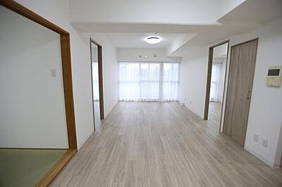 外観:4階部分・南向き屋のお部屋でございまして、陽当たり良好でございます。 外観:4階部分・南向き屋のお部屋でございまして、陽当たり良好でございます。