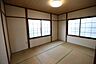 和室：南側の和室約6.0帖大のお部屋です。2面採光になっておりとても明るいです。