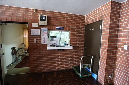 管理人室でございます。管理員の勤務時間は、月曜日から金曜日までの8時30分から15時00分となっております。