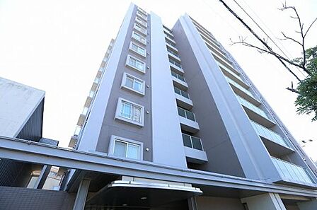 10階部分の南西向き角部屋につき、陽当たり・通風・眺望に恵まれた、開放感あふれる住戸でございます。