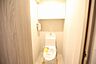 トイレ：トイレはシンプルなデザインながら、使いやすい温水洗浄便座が設置されております。また、上部には便利な棚が備わっております。