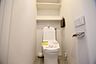 トイレ：トイレはシンプルで清潔感のあるデザインで使いやすい温水洗浄便座を備えております。また、人感センサーにより便ふたが自動で開閉するため快適にご利用いただけます。上部には収納に便利な棚も設けられております。