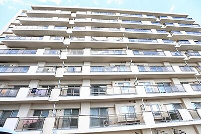 外観：4階部分・南東向きのお部屋につき、陽当たり・眺望ともに良好です。明るく開放感のある住空間で、快適にお過ごしいただけます。