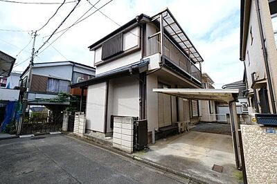 外観:屋根付き駐車場完備!車2台OK車種による 外観:屋根付き駐車場完備!車2台OK車種による