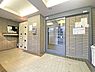 エントランス：人に例えますとマンションのエントランスは「顔」にあたります。清潔感を備えた本マンションの「顔」は、訪れる人を大切に迎えてくれます