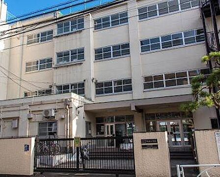 目黒区立中根小学校まで557m