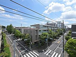 部屋位置が良い為、眺望を邪魔する障害物がなく、ずっと遠くまでスッキリな景色。陽当たり・通風も大変良く、このバルコニーでは、穏やかな静けさすら感じます。自宅に居ながら都会の喧騒を忘れさせてくれます。