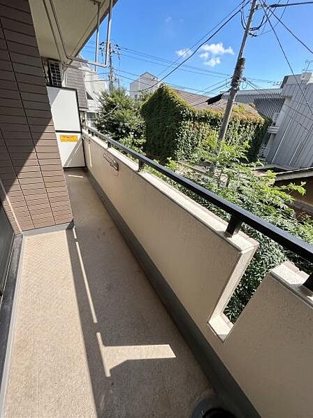 本物件のバルコニーでは、明るく・通風が大変良く、日常のストレスも、この陽当りの良い空間が解消してくれます。すっきりしたバルコニー。