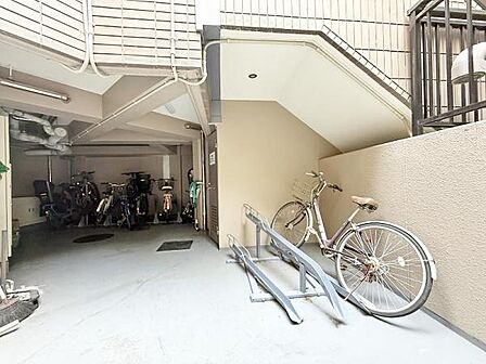 現地、共用部(駐輪場)の様子