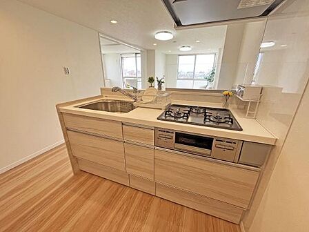 ホームパーティーを催して自慢したくなるオシャレな空間のキッチン。この雰囲気に合わせる家具や家電探しはワクワクばかり。