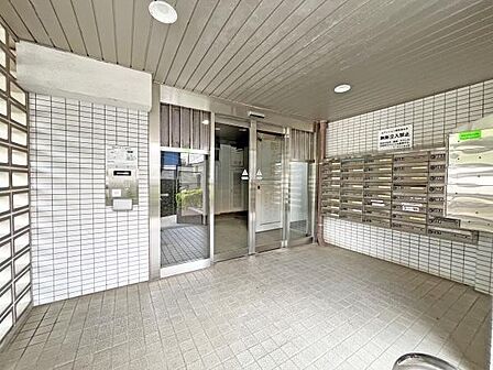 建物エントランス・人に例えますとマンションのエントランスは「顔」にあたります。清潔感を備えた本マンションの「顔」は、訪れる人を大切に迎えてくれます。