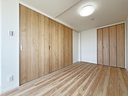 床材は落ち着きのあるカラーの自然木目調を採用。壁面は主張しすぎないカラーを配色することにより空間全体に広がりを感じさせてくれます。