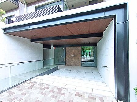 人に例えますとマンションのエントランスは「顔」にあたります。清潔感を備えた本マンションの「顔」は、訪れる人を大切に迎えてくれます