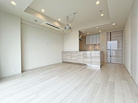 明るく開放的なリビングは、心は明るく、身体を深くリラックスさせてくれます。