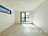 室内：2面採光で光を集めるお部屋はゆっくりと落ち着く空間です。クローゼットもございますので、収納家具を新たに揃える準備も省け、なにより居住空間を広く使えるので快適です。